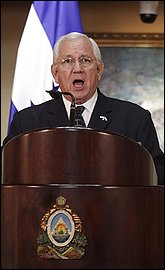 Honduras' interim President Roberto Micheletti delivers a speech at the presidential palace in Tegucigalpa, Thursday, Oct. 29, 2009. Micheletti said on Thursday he was ready to sign an agreement to resolve Honduras' political crisis. (AP Photo/Arnulfo Franco)